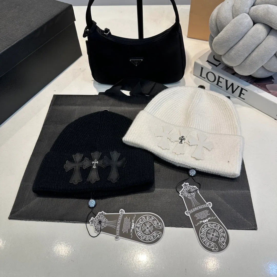 P56 Crow Heart Autumn and Winter Wool Knitted Beanie This must be a favorite of minimalism. It is clean, neat, fashionable and versatile, and will definitely not be picky about your face shape! A fashionable classic that lasts forever! Fashionable black and white can be purchased together